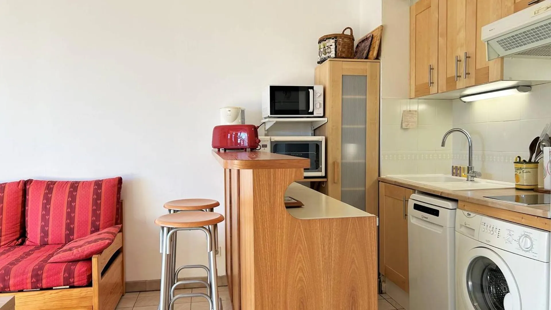 Studio Climatise Avec Terrasse Et Parking Au Centre Du Lavandou - Fr-1-251-202 勒拉旺杜 公寓