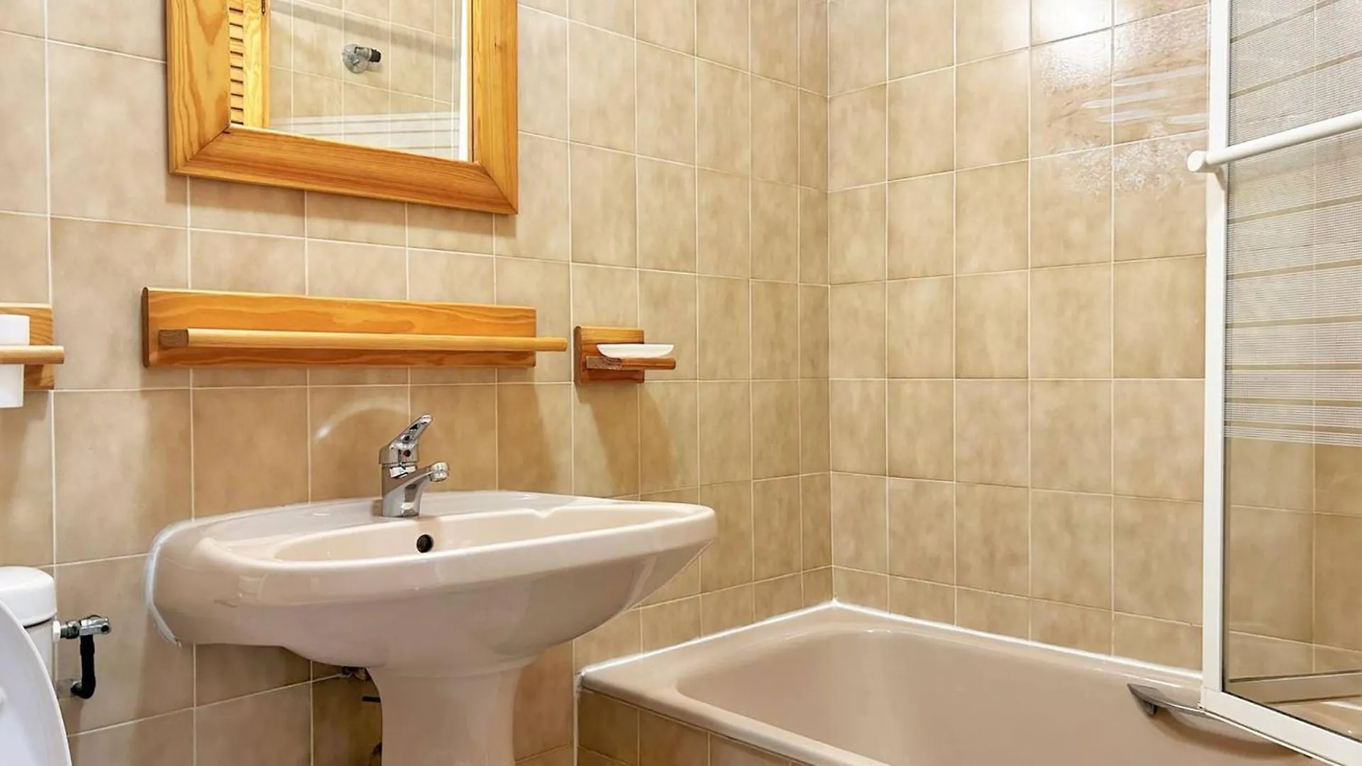 Studio Climatise Avec Terrasse Et Parking Au Centre Du Lavandou - Fr-1-251-202 勒拉旺杜 公寓